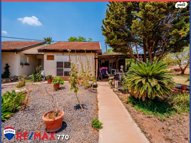 דו משפחתי, שדה נחום