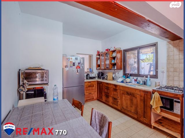 דו משפחתי, שדה נחום