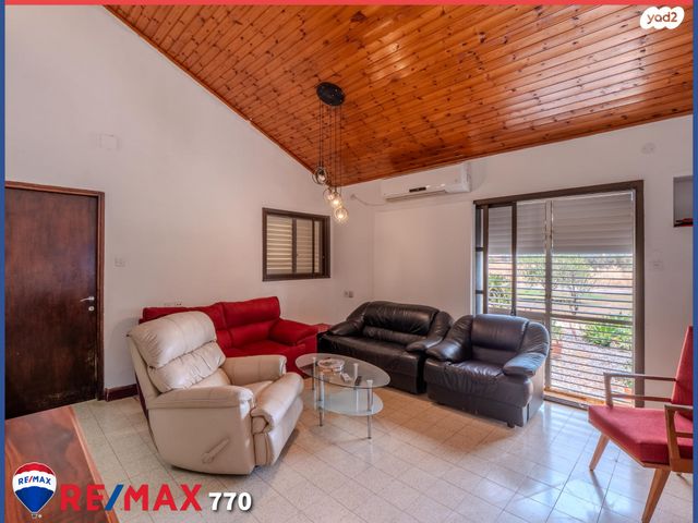 דו משפחתי, שדה נחום