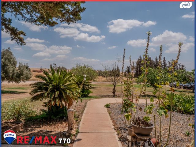 דו משפחתי, שדה נחום