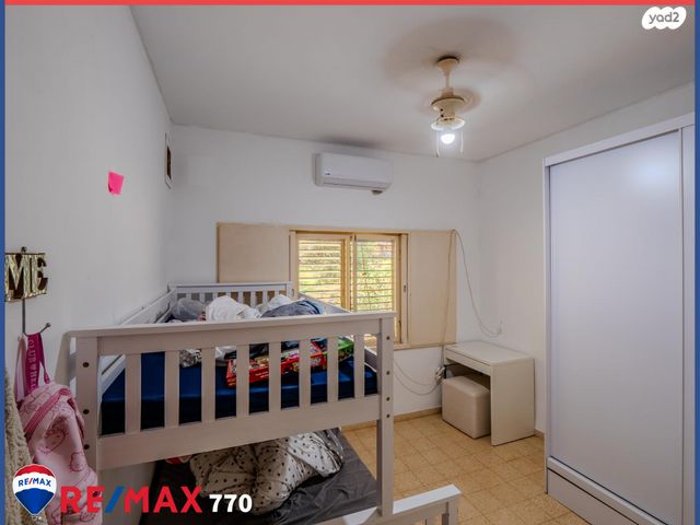 דו משפחתי, שדה נחום