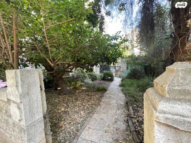 דירת גן, רחל אמנו, קטמון הישנה, ירושלים