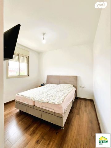 דירה, צור יצחק