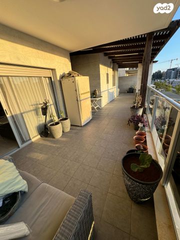 גג/ פנטהאוז, דרך מנחם בגין, בן גוריון, שדרות