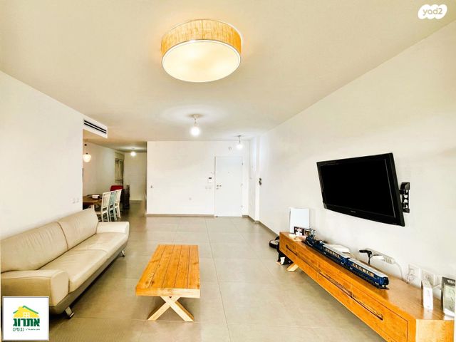 דירה, צור יצחק