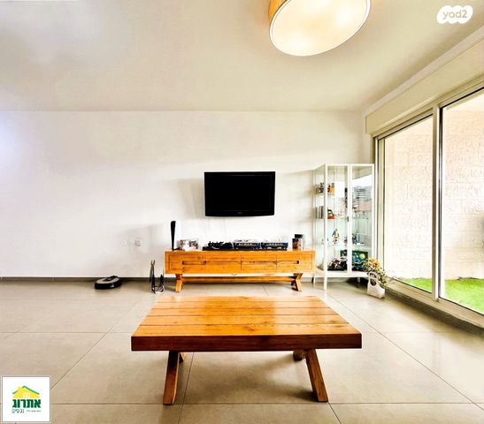 דירה, צור יצחק