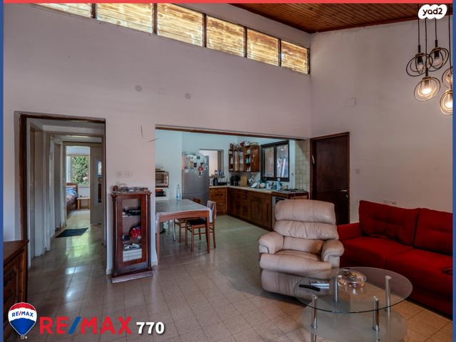 דו משפחתי, שדה נחום