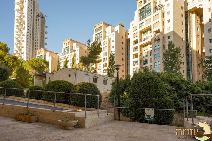 דירה, אברהם פררה, הולילנד, ירושלים