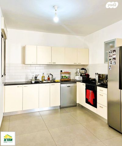 דירה, צור יצחק