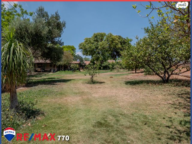 דו משפחתי, שדה נחום