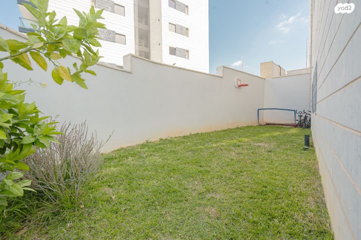 דירת גן, רקפת, הפרחים, חריש