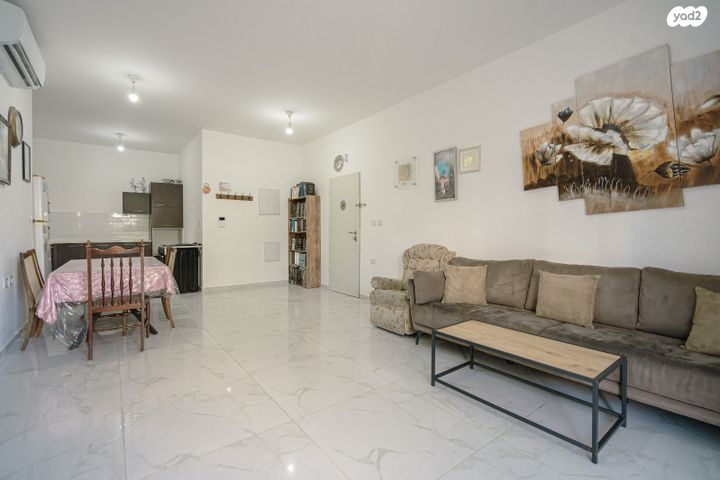 דירת גן, רקפת, הפרחים, חריש