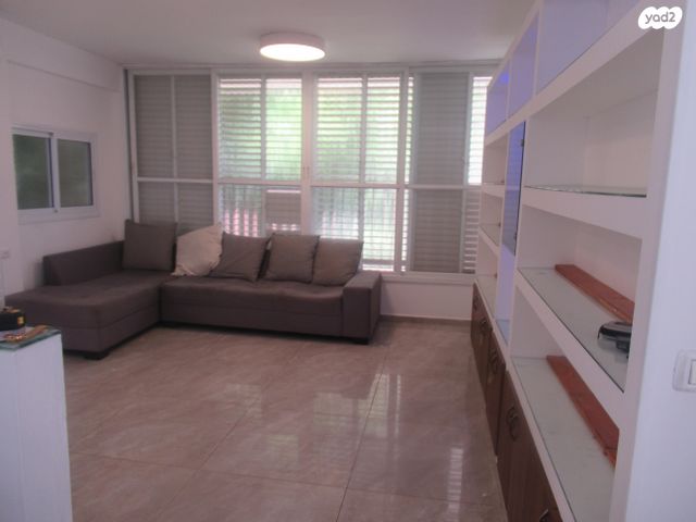 אבן גבירול 12