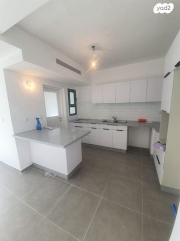 גג/ פנטהאוז, שמעון פרס 11, המחנה הצבאי, קרית מלאכי