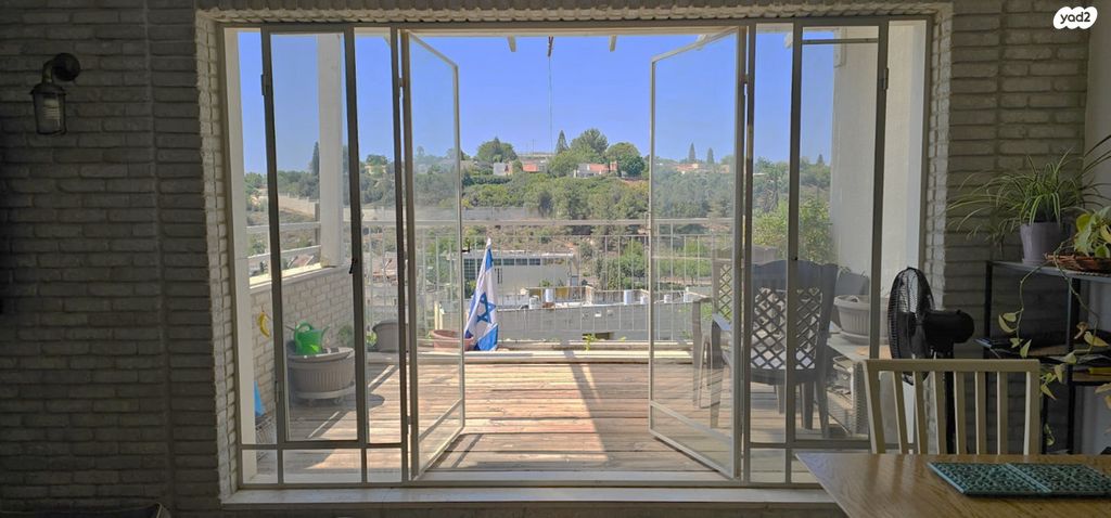 גג/ פנטהאוז, מודיעין מכבים רעות