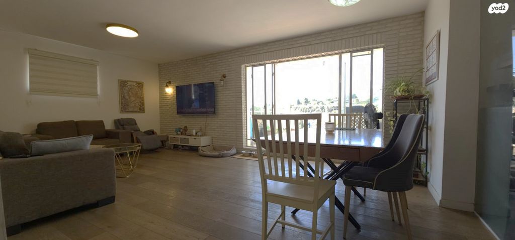 גג/ פנטהאוז, מודיעין מכבים רעות