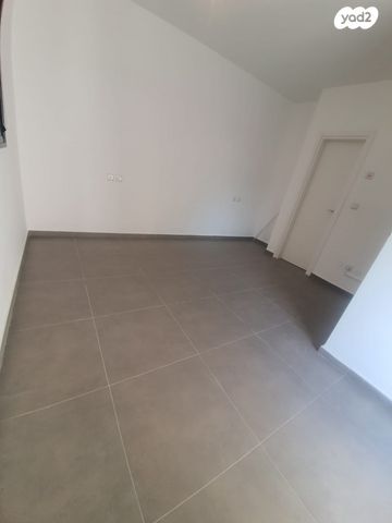 גג/ פנטהאוז, שמעון פרס 11, המחנה הצבאי, קרית מלאכי