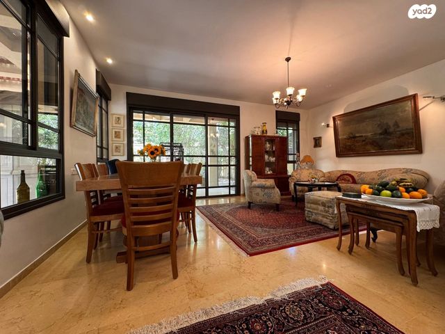 דו משפחתי, 212 מזרח, אבן יהודה