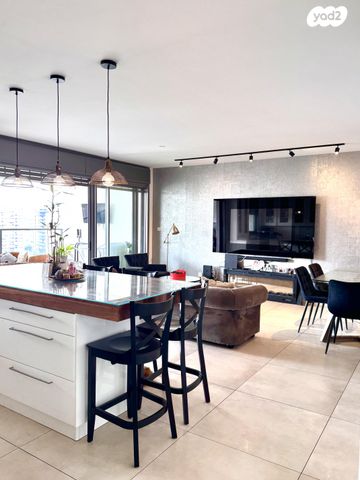 דירה, פנחס אילון 20, קרית אילון, חולון