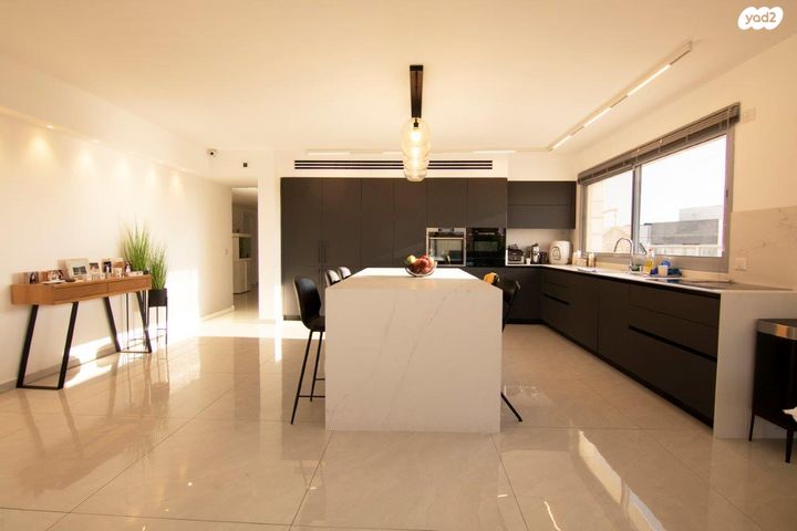 גג/ פנטהאוז, מורשת, מודיעין מכבים רעות