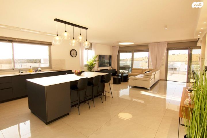 גג/ פנטהאוז, מורשת, מודיעין מכבים רעות