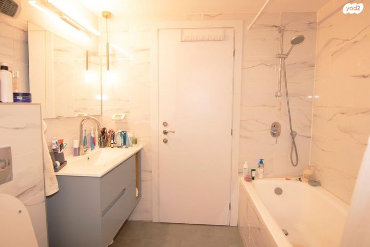 גג/ פנטהאוז, מורשת, מודיעין מכבים רעות