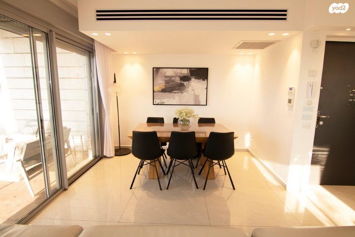 גג/ פנטהאוז, מורשת, מודיעין מכבים רעות