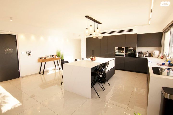 גג/ פנטהאוז, מורשת, מודיעין מכבים רעות