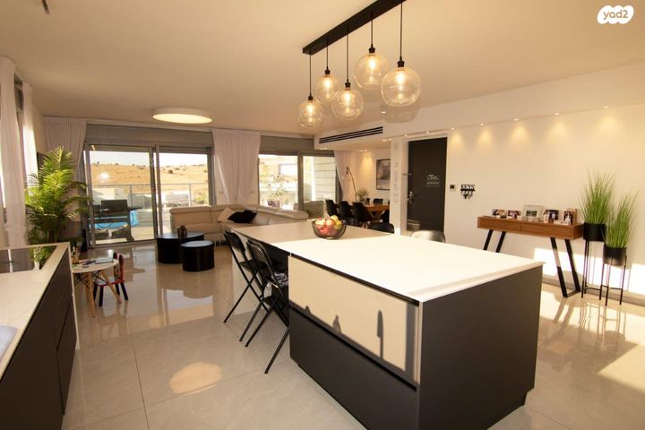 גג/ פנטהאוז, מורשת, מודיעין מכבים רעות