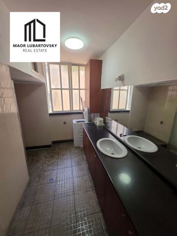 דירה, רמב"ם, ראשון לציון