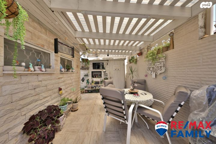 דו משפחתי, האורנים 29, רכסים, רכסים