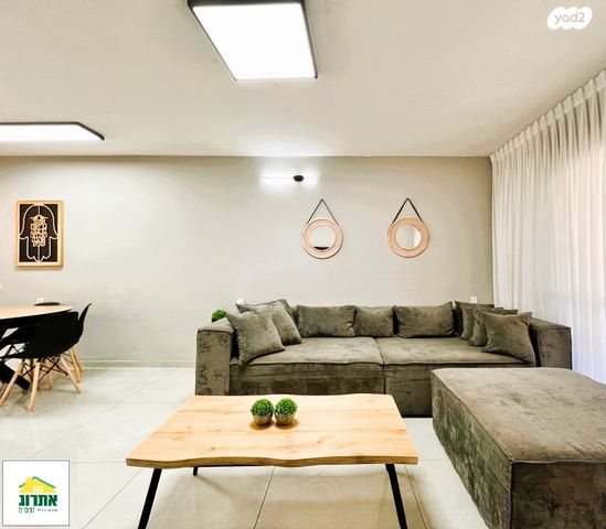 דירה, צור יצחק