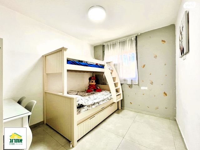 דירה, צור יצחק