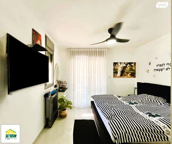 דירה, צור יצחק