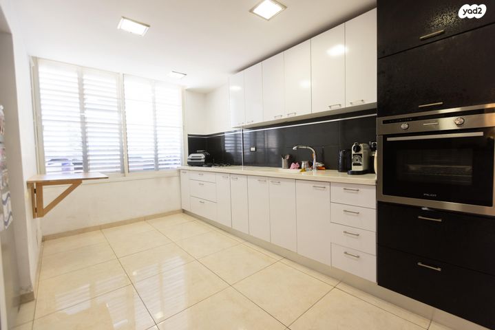 דירה, הרב משה מרדכי 4, טירת כרמל