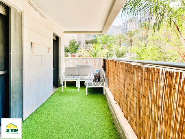 דירה, צור יצחק