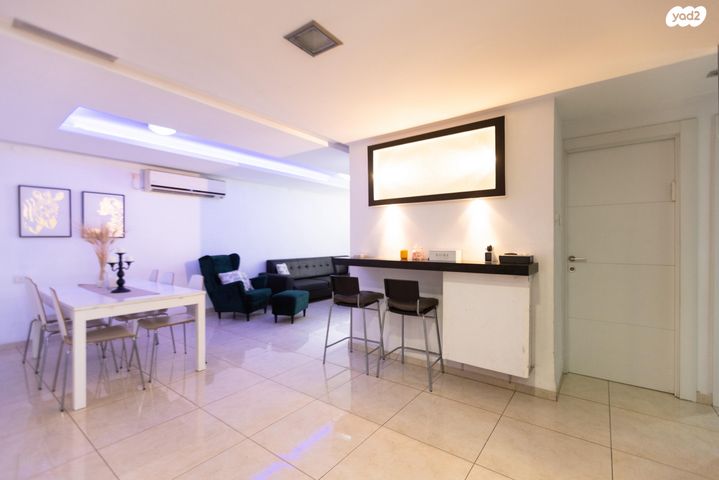 דירה, הרב משה מרדכי 4, טירת כרמל