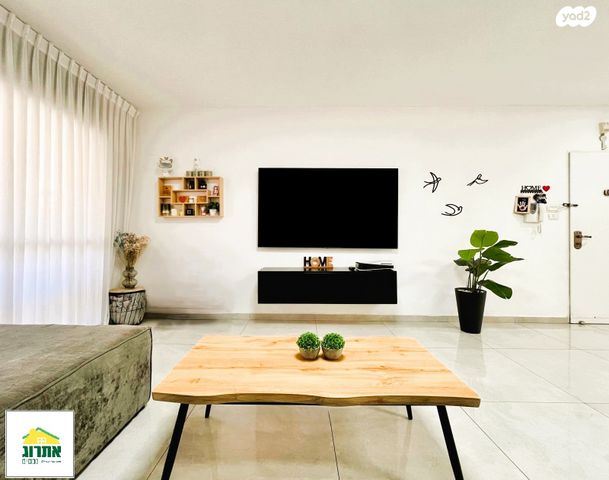 דירה, צור יצחק