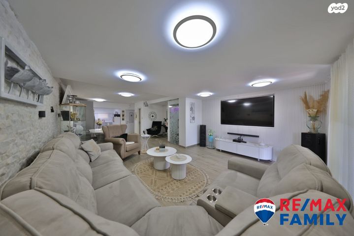 דו משפחתי, האורנים 29, רכסים, רכסים