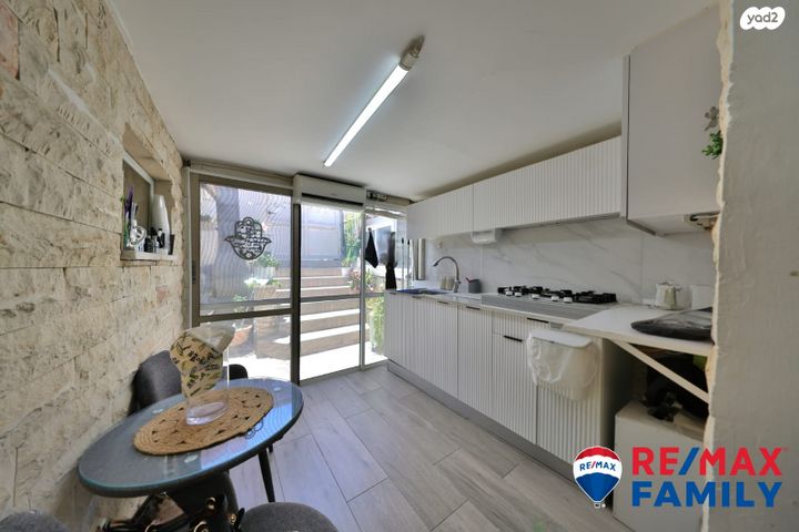 דו משפחתי, האורנים 29, רכסים, רכסים