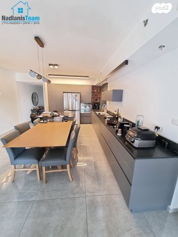 דירה, דוד רזניק, גלי הים, נתניה