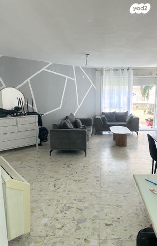 דירה, דוד רזניק, גלי הים, נתניה