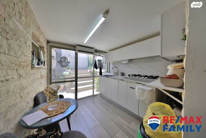 דו משפחתי, האורנים 29, רכסים, רכסים