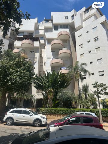 דירה, דוד רזניק, גלי הים, נתניה