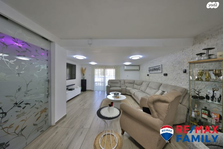 דו משפחתי, האורנים 29, רכסים, רכסים