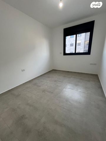 דירה, הכלנית, 2004, רעננה