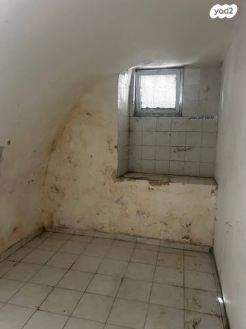 מחסנים, הכרמל, מחנה יהודה - לב העיר, ירושלים