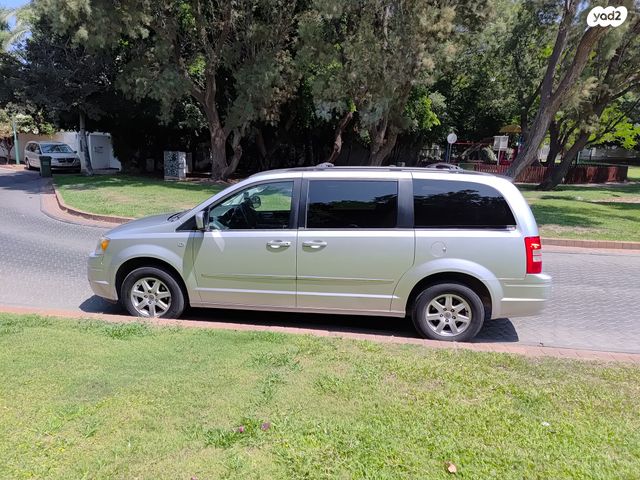 מודעת רכב קרייזלר גראנד וויאג'ר