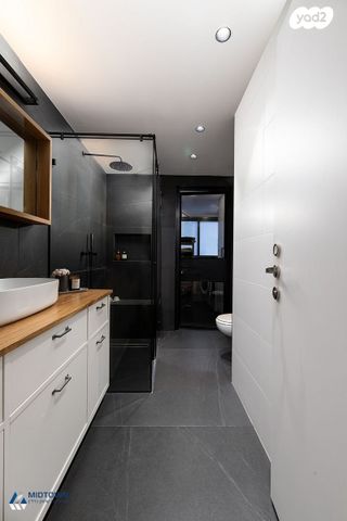 דירה, עופרה חזה, הזמר העברי, כפר סבא