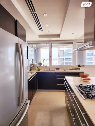 דירה, ניסים אלוני, צמרות איילון, פארק צמרת, תל אביב יפו